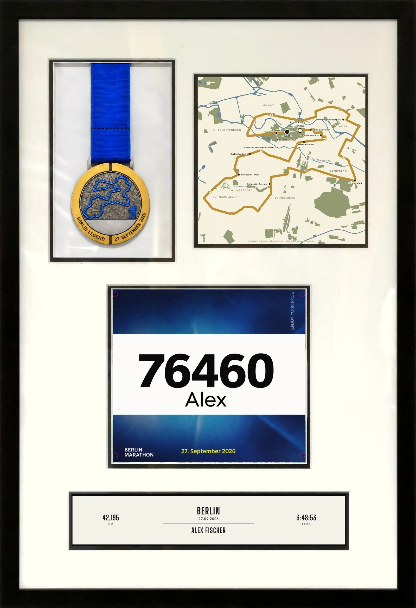 Ein schwarzer Rahmen im Format 40 mal 60 an einer hellen Wand. Hinter weißem Passepartout liegen eine Medaille am blauen Band, die Streckenkarte des Marathons in Berlin auf cremefarbenem Poster, eine Startnummer und darunter die gedruckte Finisherzeile mit Distanz, Ort, Datum, Name und Zielzeit.